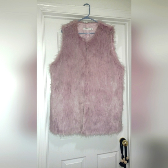 JustFab Faux Fur Vest - Picture 1 of 8